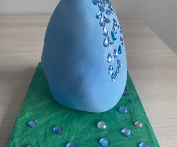 Praca plastyczna przedstawiająca kroplę wody.