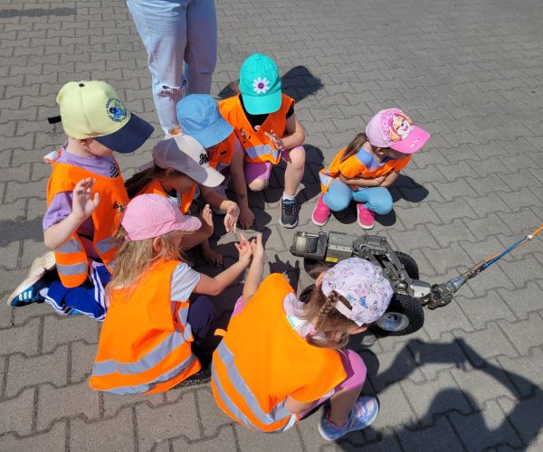 Dzieci oglądające kamerę do filmowania wnętrza rurociągu.