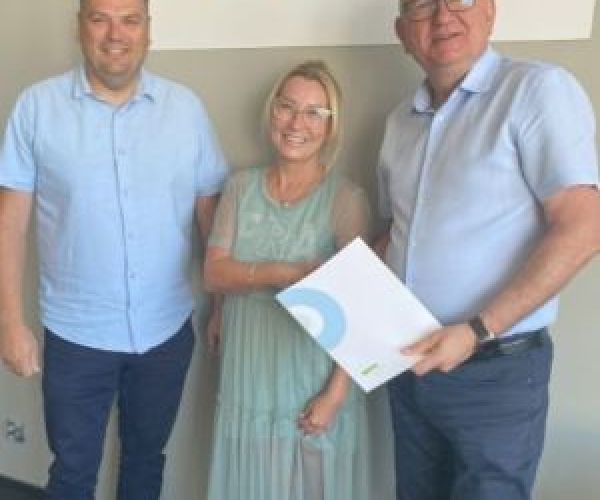 Na zdjęciu prezes zarządu ZUWŚ Sp. z o.o., wiceprezes zarządu ZUWŚ Sp. z o.o. oraz prezes zarządu ProNovum Sp. z o.o. w Nowej Soli po podpisaniu umowy