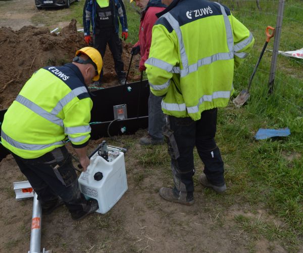 Pracownicy ZUWŚ w trakcie instalowania w wykopie rozpór zabezpieczających wykop przed osuwaniem się ziemi. 